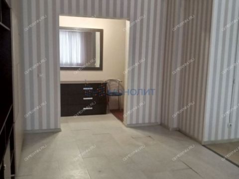 3-komnatnaya-ul-vyatskaya-d-1 фото