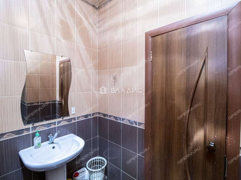 здание под офис, торговую площадь на улице Баранова