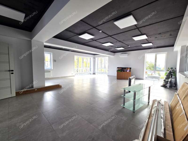 здание под офис, торговую площадь на улице Ларина